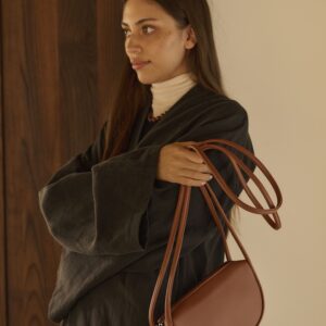 Monk and Anna schoudertas Hakiru